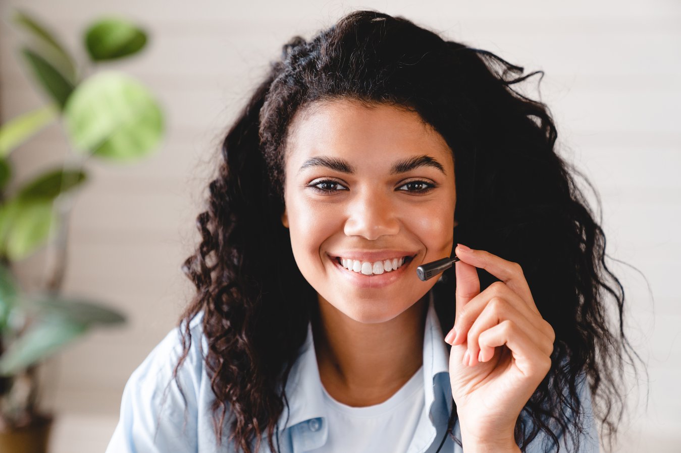 confident-smiling-african-american-young-woman-hot-2023-11-27-05-30-45-utc